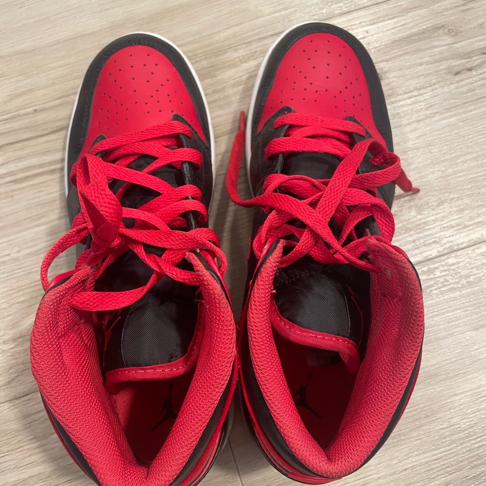 Air Jordan 1 Mids - Picture 3 of 6
